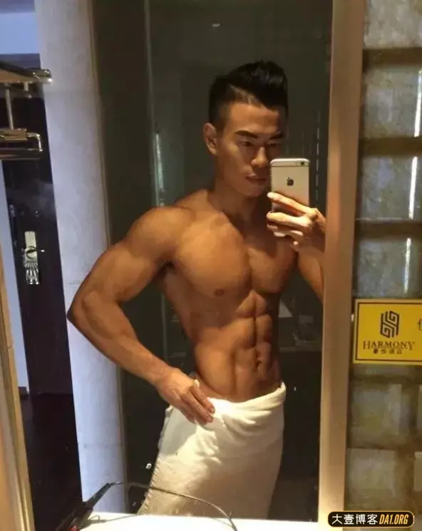 90后健体运动员:健身是一种积极的生活态度! 90后健体运动员:健身是一种积极的生活态度!