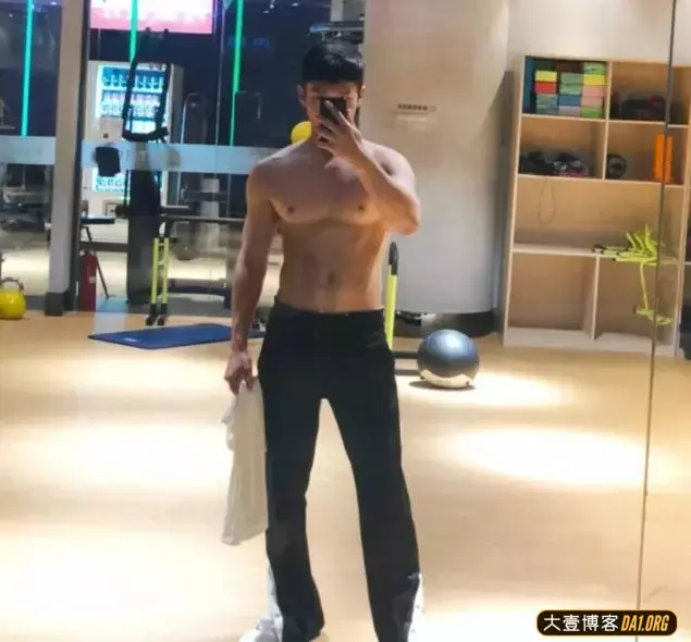 盛一伦的胸肌已经变这么大了!哥哥这是要练成浩克吗? 盛一伦的胸肌已经变这么大了!哥哥这是要练成浩克吗?