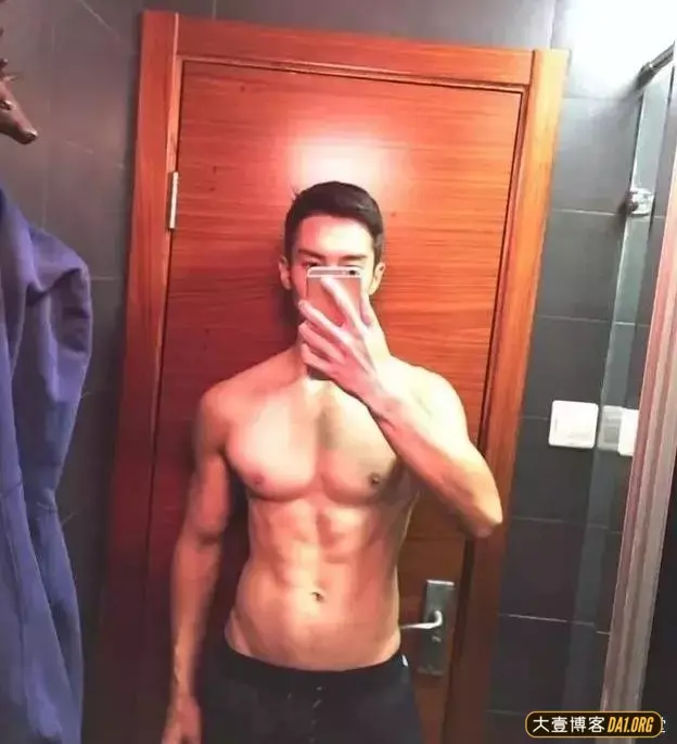 盛一伦的胸肌已经变这么大了!哥哥这是要练成浩克吗? 盛一伦的胸肌已经变这么大了!哥哥这是要练成浩克吗?