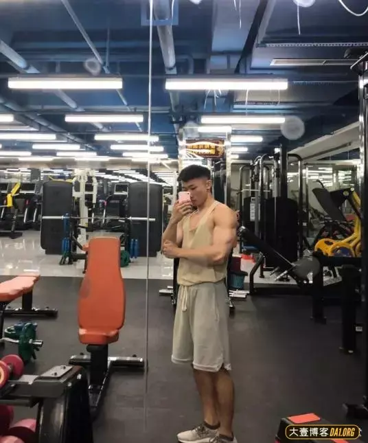 不要在意别人的眼光,坚持你认为对的,做你自己想做的! 不要在意别人的眼光,坚持你认为对的,做你自己想做的!