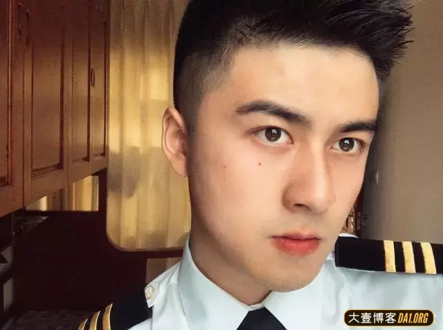 盘点那些高大帅气的制服空少们,好想和他们一起在天上飞呀! 盘点那些高大帅气的制服空少们,好想和他们一起在天上飞呀!