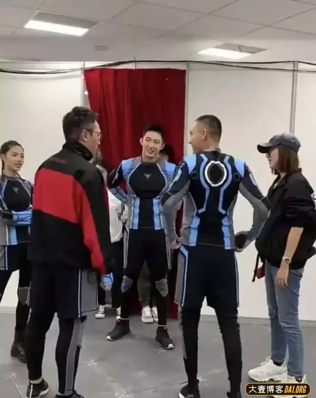 黄景瑜穿紧身衣展现好身材,但他的巧克力腹肌更令人陶醉! 黄景瑜穿紧身衣展现好身材,但他的巧克力腹肌更令人陶醉!