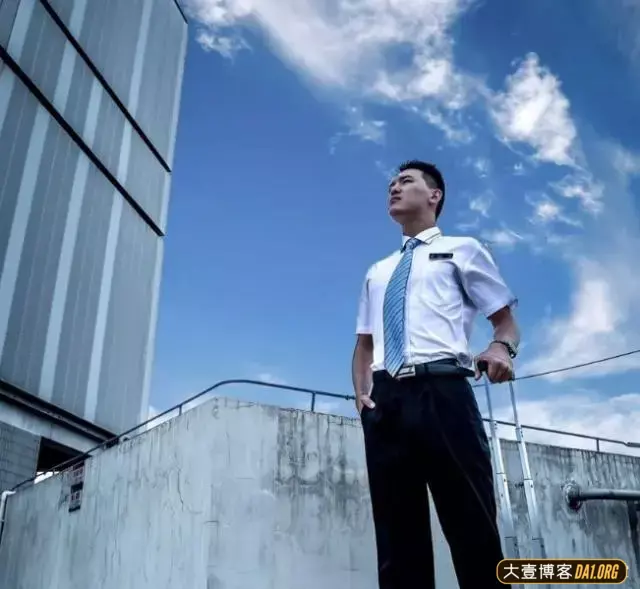 盘点那些高大帅气的制服空少们,好想和他们一起在天上飞呀! 盘点那些高大帅气的制服空少们,好想和他们一起在天上飞呀!