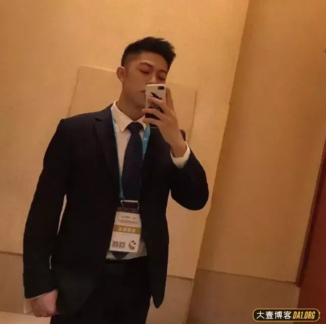 盘点那些高大帅气的制服空少们,好想和他们一起在天上飞呀! 盘点那些高大帅气的制服空少们,好想和他们一起在天上飞呀!