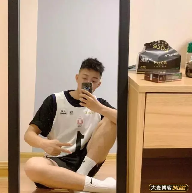 盘点那些高大帅气的制服空少们,好想和他们一起在天上飞呀! 盘点那些高大帅气的制服空少们,好想和他们一起在天上飞呀!