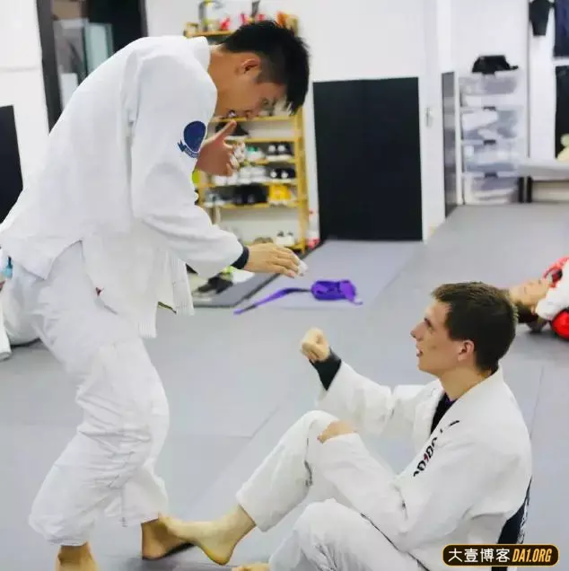 黄景瑜穿紧身衣展现好身材,但他的巧克力腹肌更令人陶醉! 黄景瑜穿紧身衣展现好身材,但他的巧克力腹肌更令人陶醉!