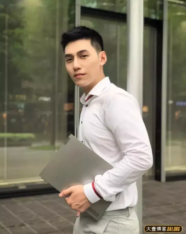 撞脸钟汉良的地铁小帅哥:气质干净,长相清爽不油腻 撞脸钟汉良的地铁小帅哥:气质干净,长相清爽不油腻