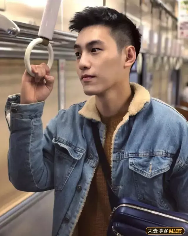 撞脸钟汉良的地铁小帅哥:气质干净,长相清爽不油腻 撞脸钟汉良的地铁小帅哥:气质干净,长相清爽不油腻