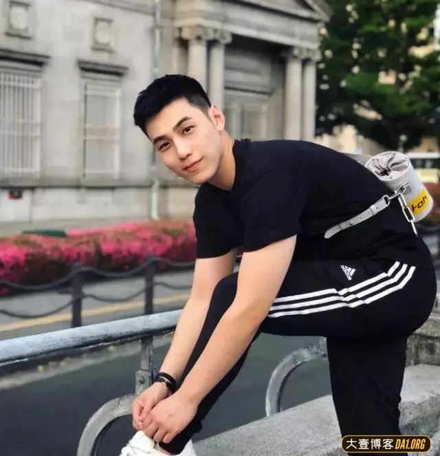 撞脸钟汉良的地铁小帅哥:气质干净,长相清爽不油腻 撞脸钟汉良的地铁小帅哥:气质干净,长相清爽不油腻
