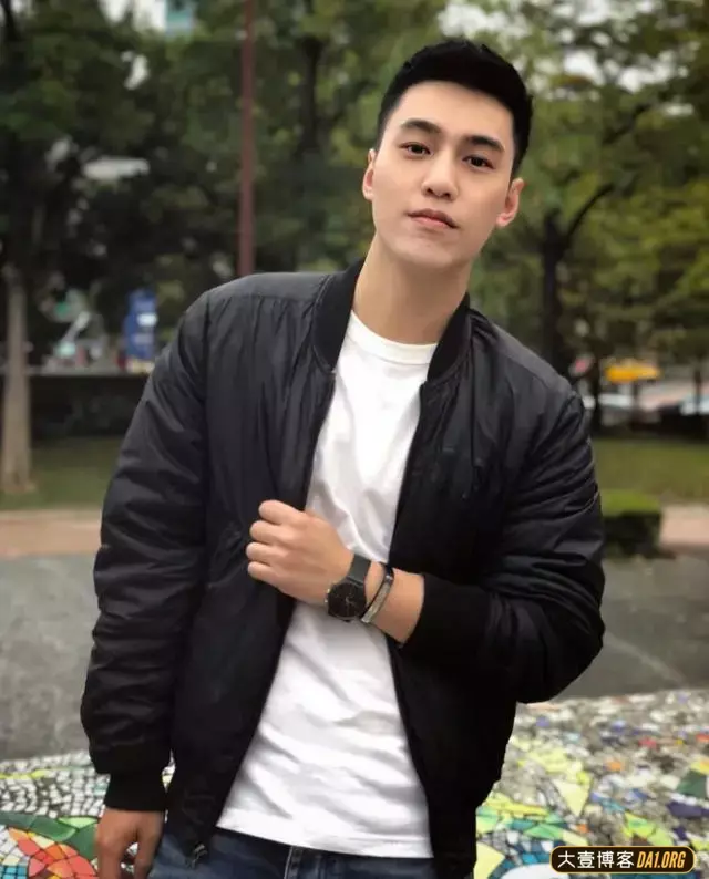 撞脸钟汉良的地铁小帅哥:气质干净,长相清爽不油腻 撞脸钟汉良的地铁小帅哥:气质干净,长相清爽不油腻