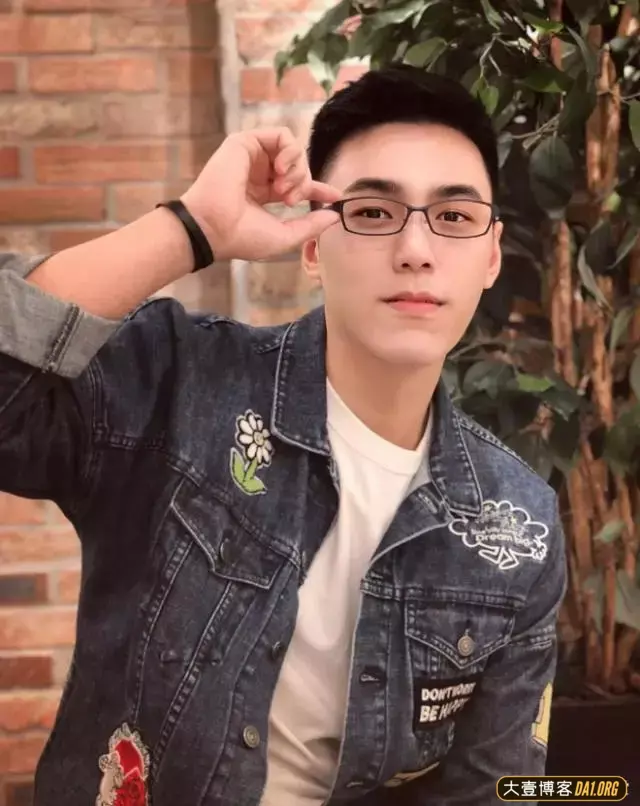 撞脸钟汉良的地铁小帅哥:气质干净,长相清爽不油腻 撞脸钟汉良的地铁小帅哥:气质干净,长相清爽不油腻