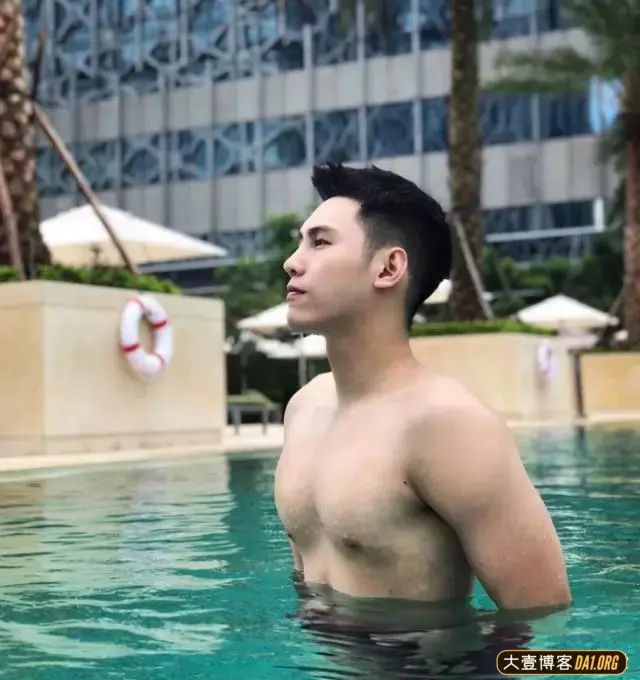 撞脸钟汉良的地铁小帅哥:气质干净,长相清爽不油腻 撞脸钟汉良的地铁小帅哥:气质干净,长相清爽不油腻