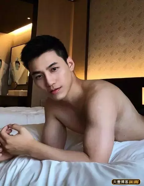 撞脸钟汉良的地铁小帅哥:气质干净,长相清爽不油腻 撞脸钟汉良的地铁小帅哥:气质干净,长相清爽不油腻