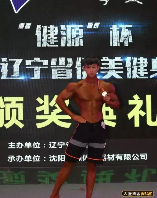 健身没有捷径,要脚踏实地,一步一个脚印的进步! 健身没有捷径,要脚踏实地,一步一个脚印的进步!