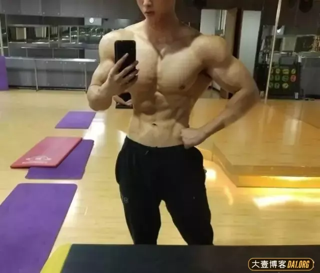健身没有捷径,要脚踏实地,一步一个脚印的进步! 健身没有捷径,要脚踏实地,一步一个脚印的进步!