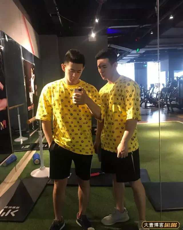 双胞胎健身兄弟同时出镜秀身材,你更喜欢哪一款! 双胞胎健身兄弟同时出镜秀身材,你更喜欢哪一款!
