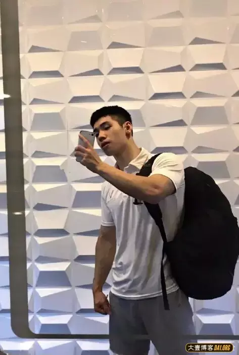 双胞胎健身兄弟同时出镜秀身材,你更喜欢哪一款! 双胞胎健身兄弟同时出镜秀身材,你更喜欢哪一款!