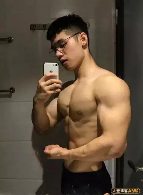 00后单眼皮精壮肌肉学弟:每一处肌肉都刚刚好,真的太喜欢啦 00后单眼皮精壮肌肉学弟:每一处肌肉都刚刚好,真的太喜欢啦