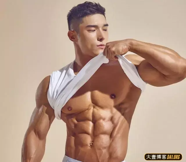 韩国健身男模申正镇:肌肉线条分明,简直就是行走的艺术品! 韩国健身男模申正镇:肌肉线条分明,简直就是行走的艺术品!