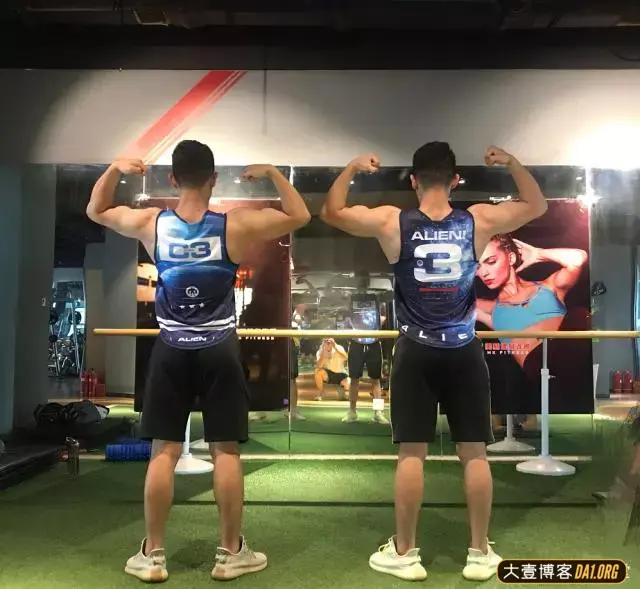 双胞胎健身兄弟同时出镜秀身材,你更喜欢哪一款! 双胞胎健身兄弟同时出镜秀身材,你更喜欢哪一款!