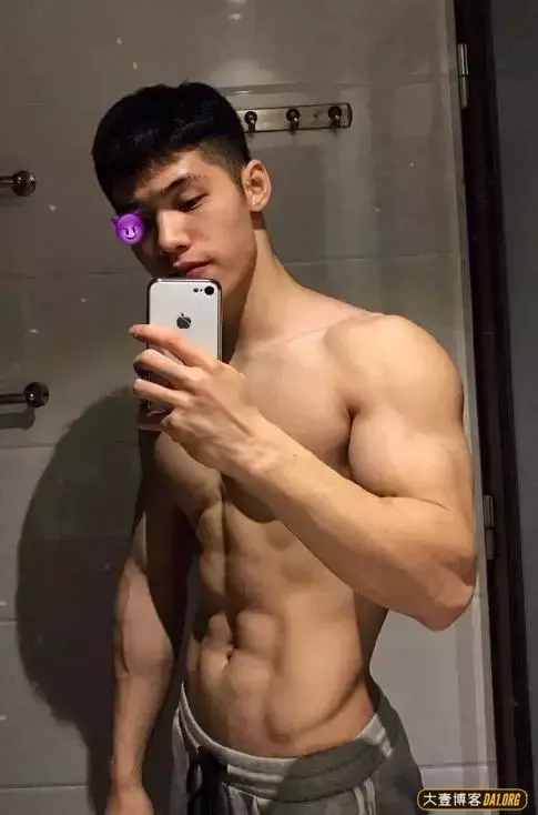 00后单眼皮精壮肌肉学弟:每一处肌肉都刚刚好,真的太喜欢啦 00后单眼皮精壮肌肉学弟:每一处肌肉都刚刚好,真的太喜欢啦