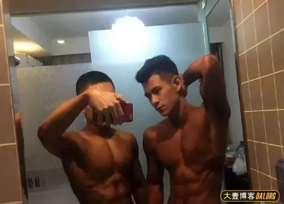 双胞胎健身兄弟同时出镜秀身材,你更喜欢哪一款! 双胞胎健身兄弟同时出镜秀身材,你更喜欢哪一款!