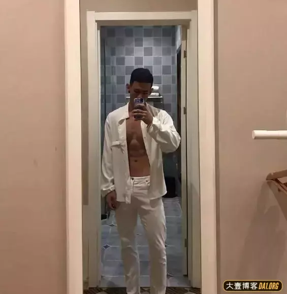 双胞胎健身兄弟同时出镜秀身材,你更喜欢哪一款! 双胞胎健身兄弟同时出镜秀身材,你更喜欢哪一款!