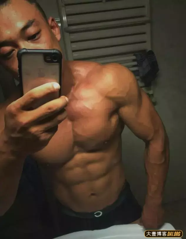 因为一张写真,他从胖子逆袭成筋肉男! 因为一张写真,他从胖子逆袭成筋肉男!