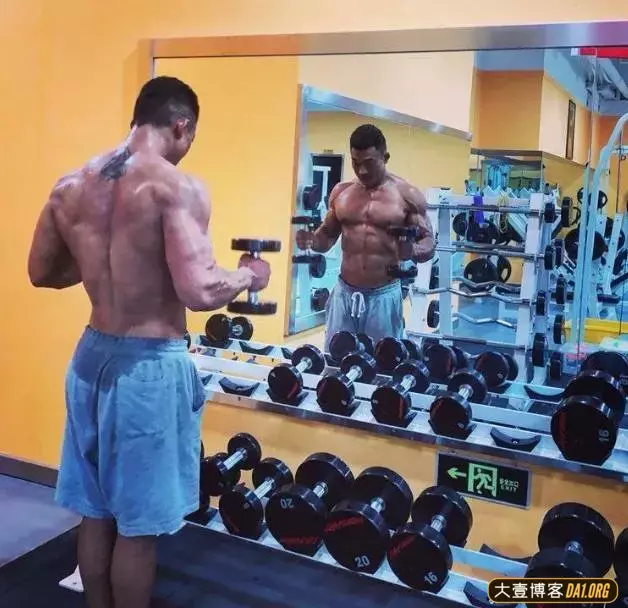 因为一张写真,他从胖子逆袭成筋肉男! 因为一张写真,他从胖子逆袭成筋肉男!