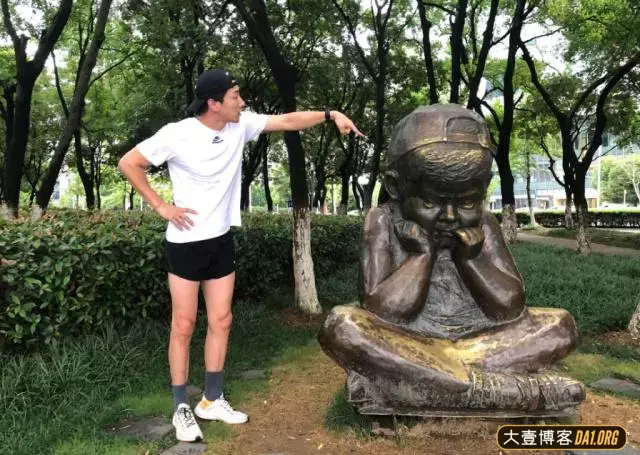 男模张亮个人资料,张亮泳装写真大方演绎不羁风格 男模张亮个人资料,张亮泳装写真大方演绎不羁风格