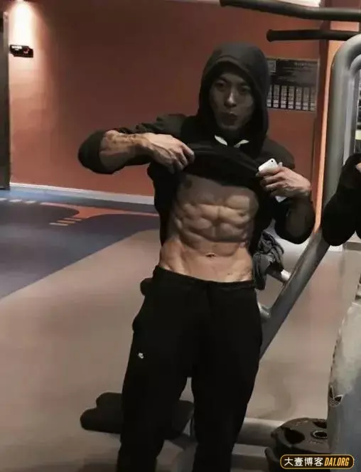 健身教练的名言:身高不行,肌肉来凑! 健身教练的名言:身高不行,肌肉来凑!