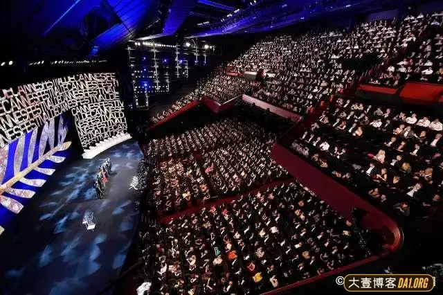 新加坡导演罗子涵的行为艺术引网友争议 新加坡导演罗子涵的行为艺术引网友争议