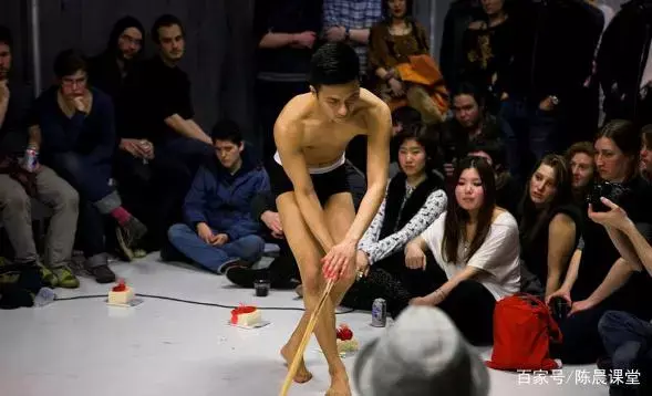 新加坡导演罗子涵的行为艺术引网友争议 新加坡导演罗子涵的行为艺术引网友争议