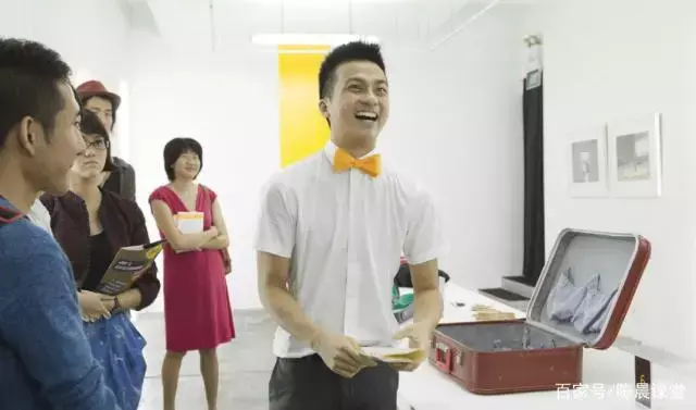 新加坡导演罗子涵的行为艺术引网友争议 新加坡导演罗子涵的行为艺术引网友争议