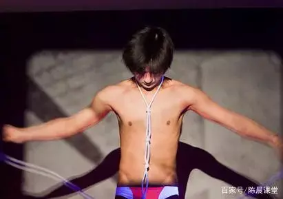 新加坡导演罗子涵的行为艺术引网友争议 新加坡导演罗子涵的行为艺术引网友争议