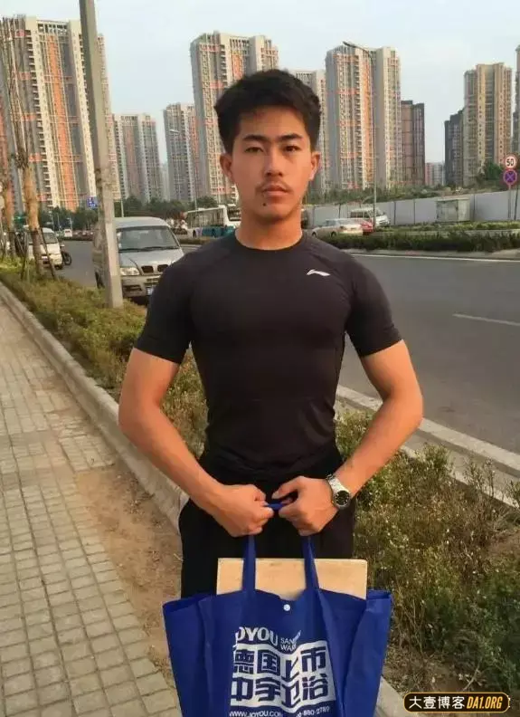 路就在你脚下,只要走,就能到达远方! 路就在你脚下,只要走,就能到达远方!