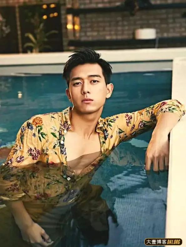 你们的七月男友李现,脱掉衣服八块腹肌的样子简直A爆了! 你们的七月男友李现,脱掉衣服八块腹肌的样子简直A爆了!