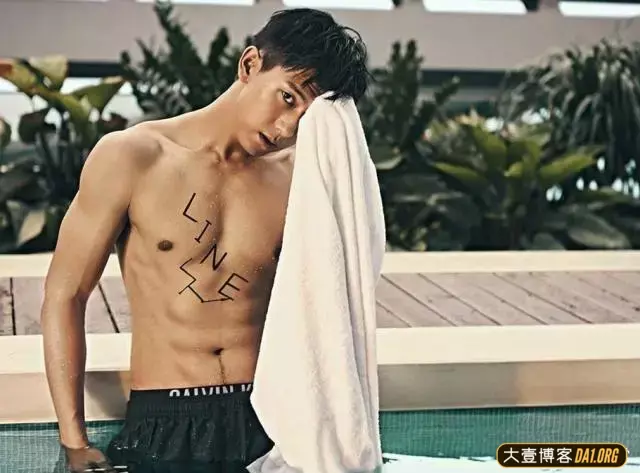 你们的七月男友李现,脱掉衣服八块腹肌的样子简直A爆了! 你们的七月男友李现,脱掉衣服八块腹肌的样子简直A爆了!