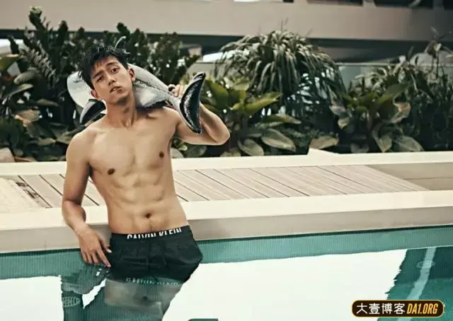 你们的七月男友李现,脱掉衣服八块腹肌的样子简直A爆了! 你们的七月男友李现,脱掉衣服八块腹肌的样子简直A爆了!