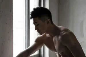 谢梓秋为退役军人王凯拍摄写真作品，网友：这身材放着我来！-大壹博客
