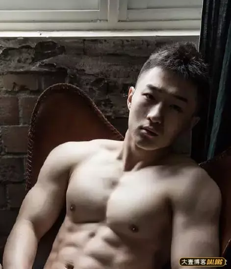 谢梓秋为退役军人王凯拍摄写真作品,网友:这身材放着我来! 谢梓秋为退役军人王凯拍摄写真作品,网友:这身材放着我来!
