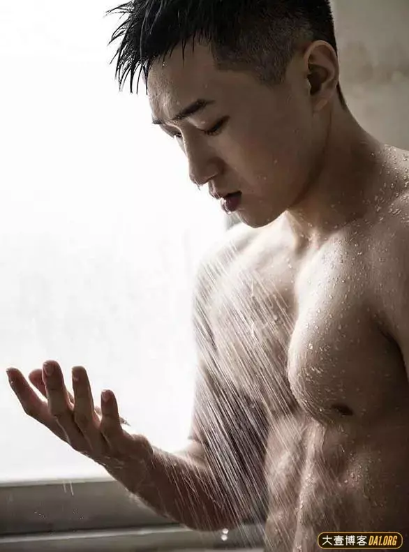 谢梓秋为退役军人王凯拍摄写真作品,网友:这身材放着我来! 谢梓秋为退役军人王凯拍摄写真作品,网友:这身材放着我来!