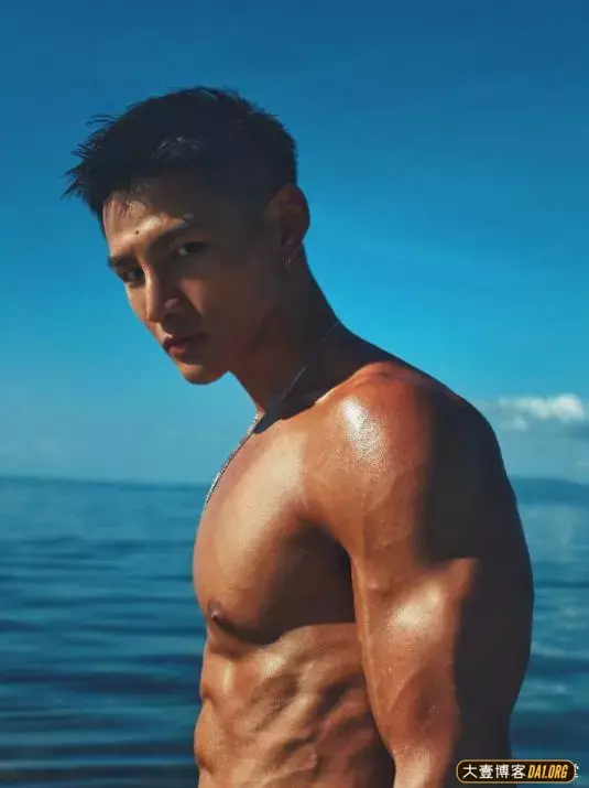 健身帅哥邓梓杭:从小黑胖子成功逆袭超帅型男! 健身帅哥邓梓杭:从小黑胖子成功逆袭超帅型男!