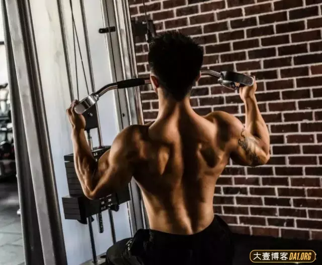 健身运动员:只要我没有倒下,我就一定会坚持! 健身运动员:只要我没有倒下,我就一定会坚持!