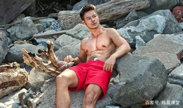 台湾混血男模萧郁轩因肌肉写真爆红,遭网友深扒 台湾混血男模萧郁轩因肌肉写真爆红,遭网友深扒
