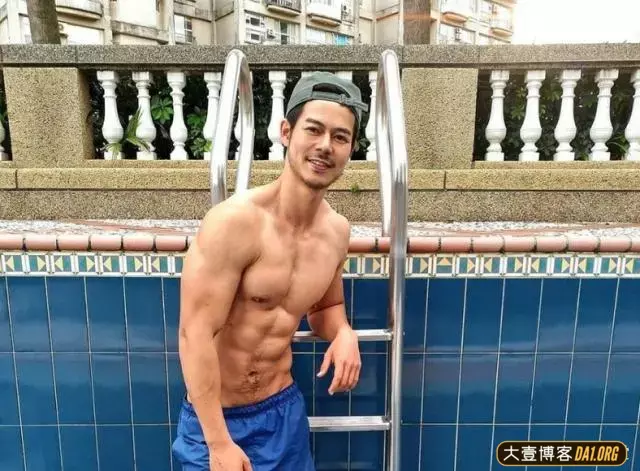 台湾混血男模萧郁轩因肌肉写真爆红,遭网友深扒 台湾混血男模萧郁轩因肌肉写真爆红,遭网友深扒