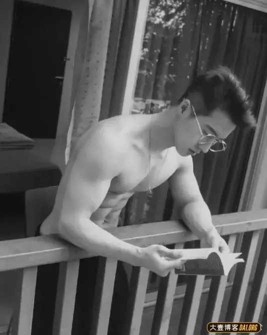 韩国男模李翰,倒三角身材简直不要太吸睛! 韩国男模李翰,倒三角身材简直不要太吸睛!