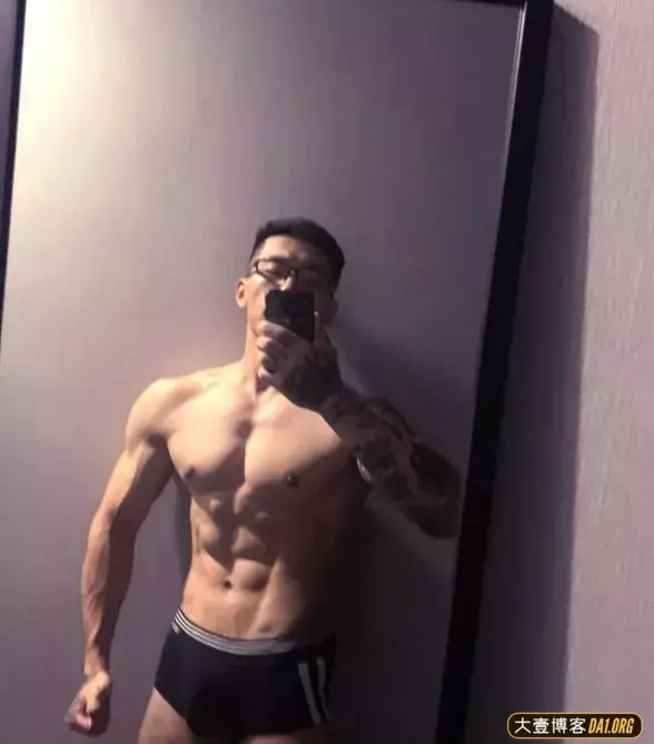 90后健身者:向威猛肌肉的方向去努力! 90后健身者:向威猛肌肉的方向去努力!