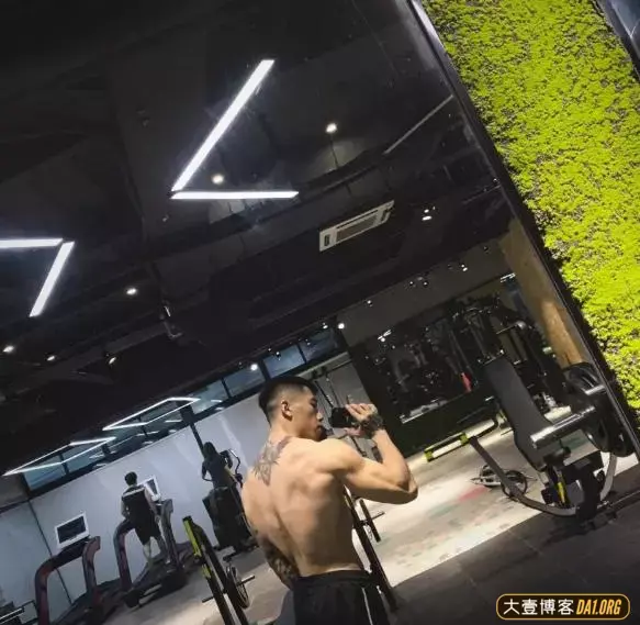 90后健身者:向威猛肌肉的方向去努力! 90后健身者:向威猛肌肉的方向去努力!