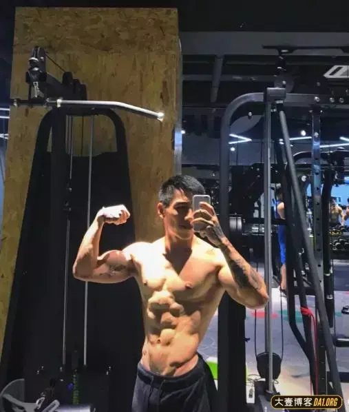 90后健身者:向威猛肌肉的方向去努力! 90后健身者:向威猛肌肉的方向去努力!